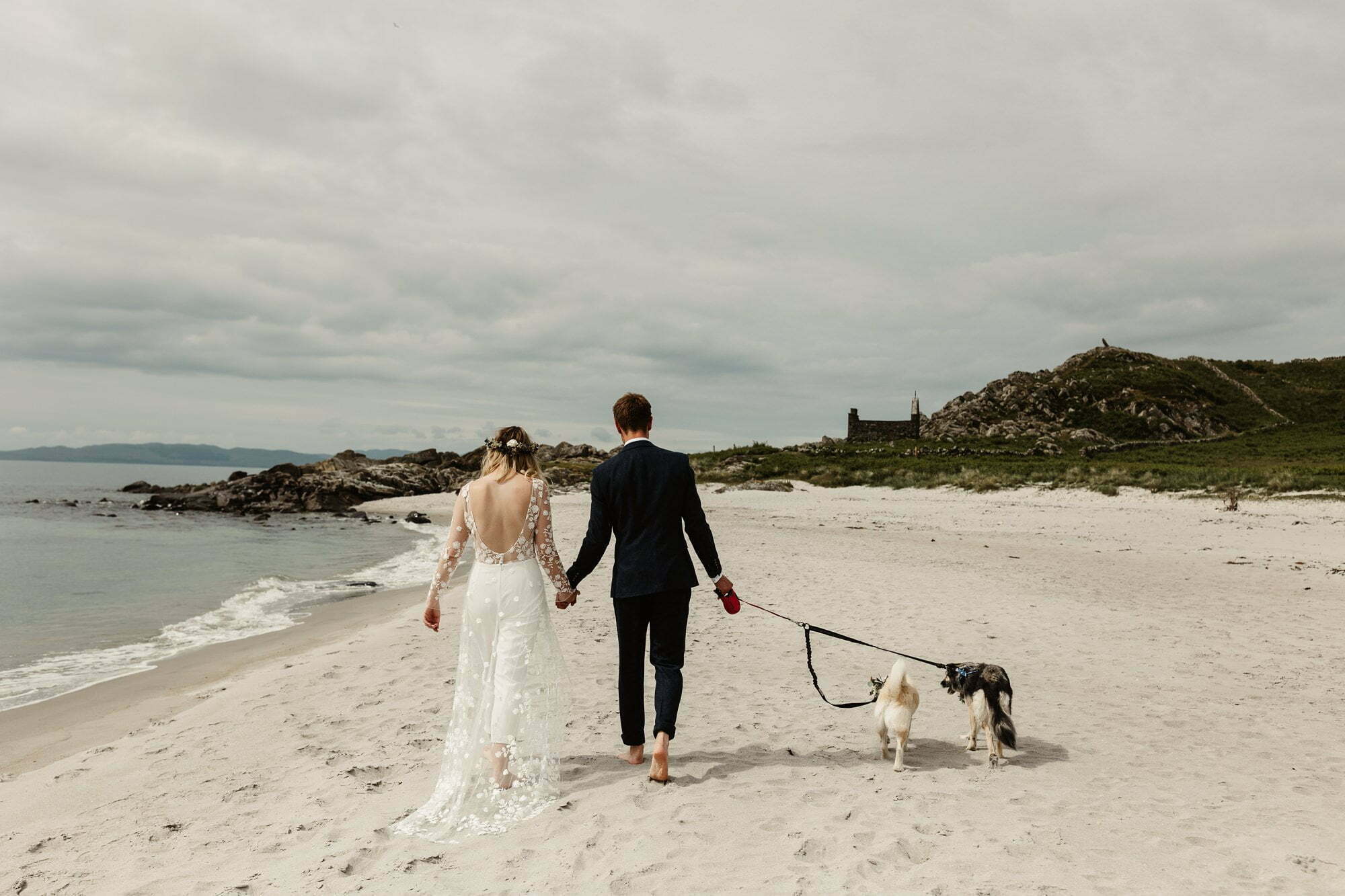 crear weddings scotland white sandy beach portrait bride groom dogs pet friendly wedding venue