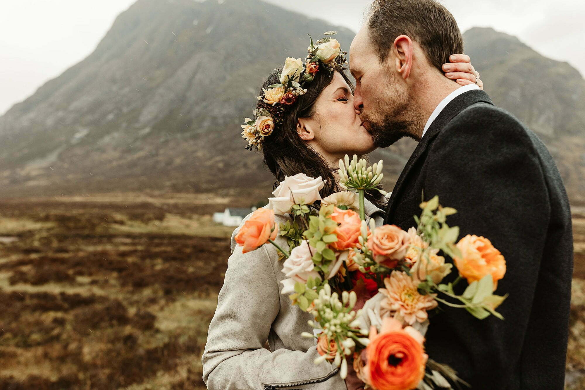 glencoe elopement peach & cream style wedding bouquet floral headband