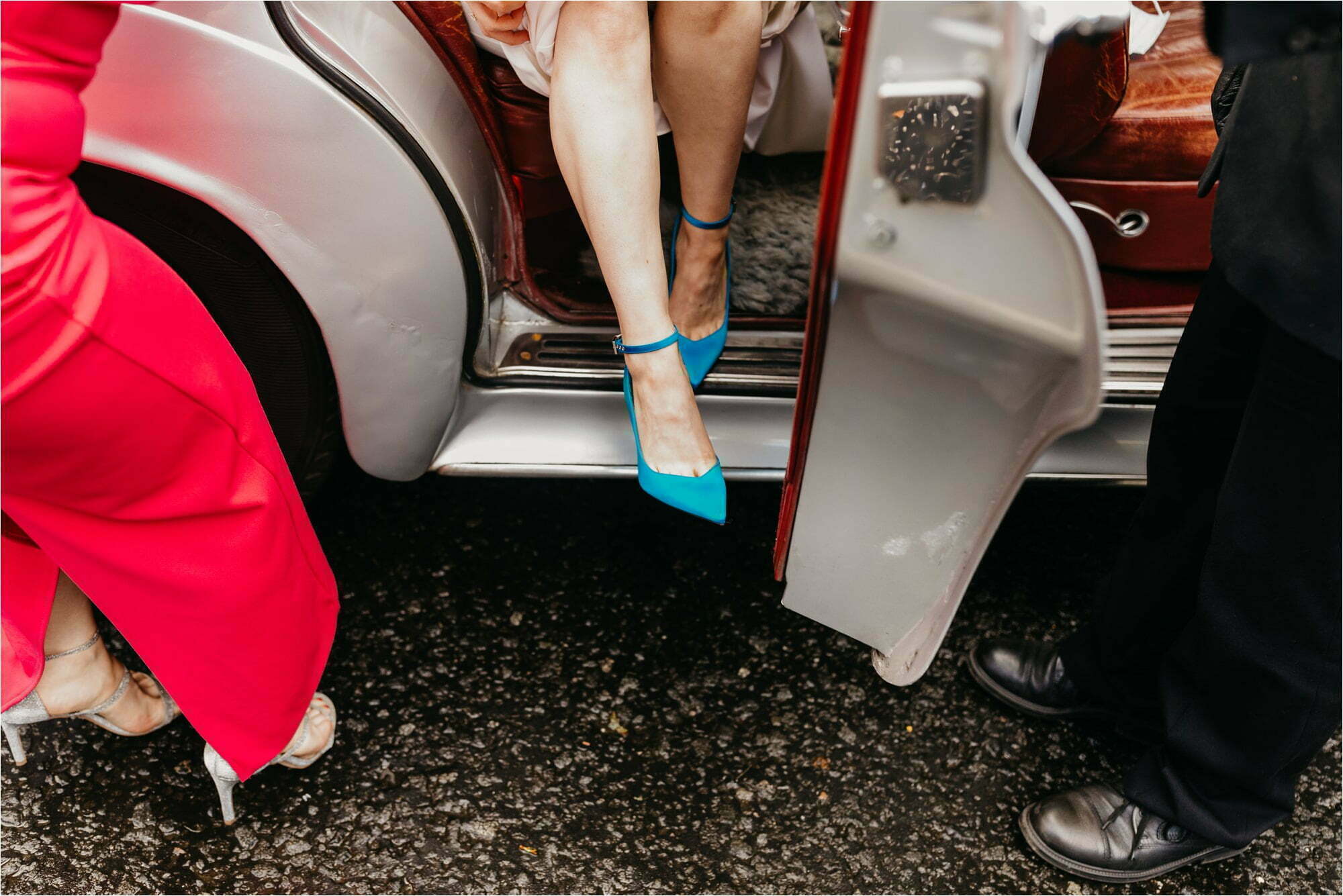 Glasgow micro wedding bride getting out of car at Glasgow University Chapel