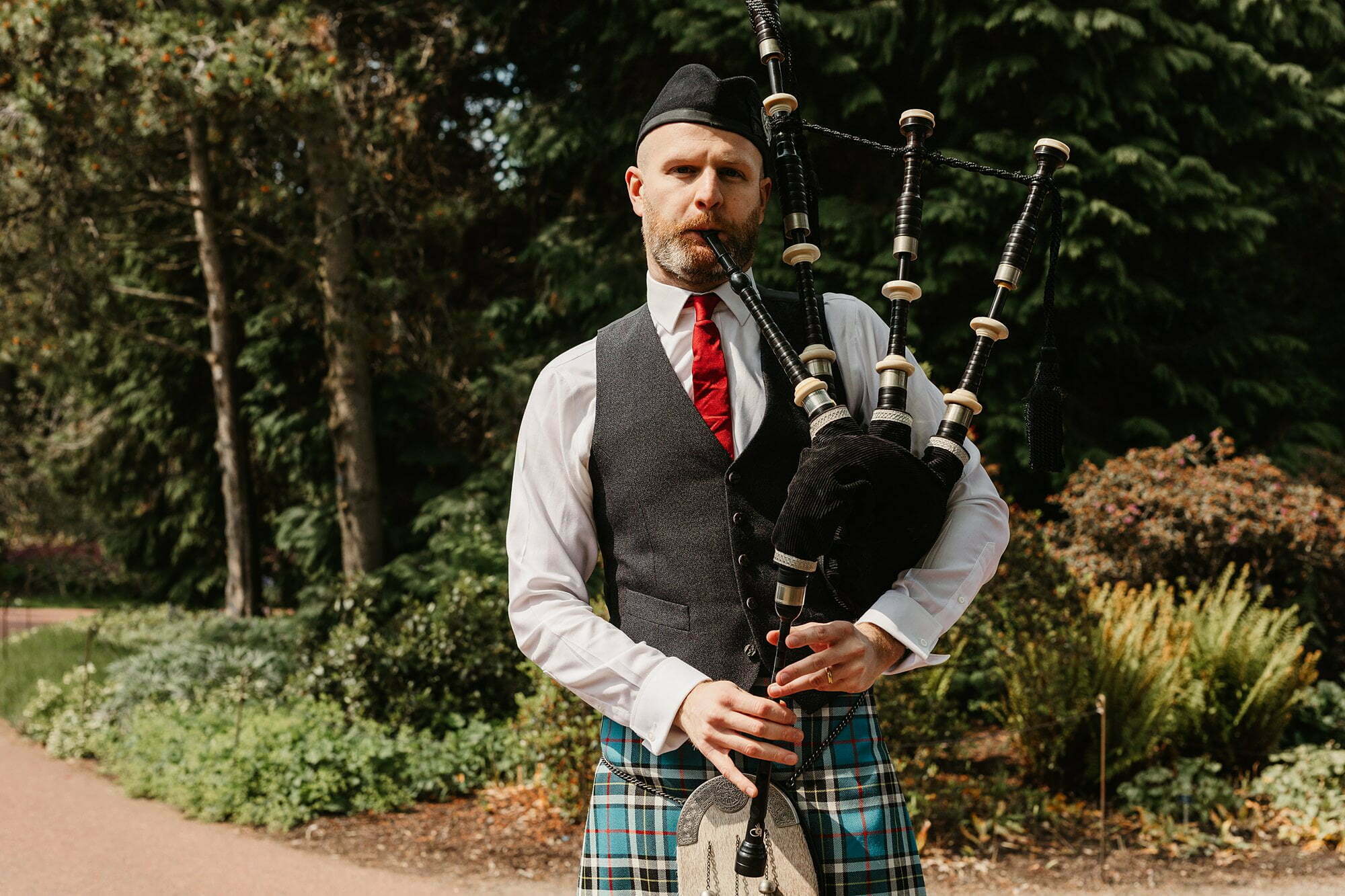 edinburgh botanic garden micro wedding bagpiper